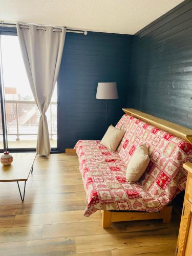 - une chambre dotée d'un lit avec un mur bleu dans l'établissement Magnifique studio 4 pers avec balcon vue montagne, à Orcières