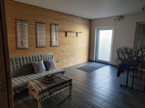 a living room with a couch and a table at Erdgeschoss Wohnung nahe Flughafen in Vienna