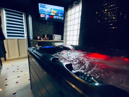 - une salle de jeux vidéo avec une voiture sur une table dans l'établissement La Valentine Spa, à Béthisy-Saint-Pierre