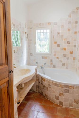 une salle de bain avec une baignoire et un lavabo dans l'établissement Maison à 2 pas du Village D'ansouis à 30 Minutes D'aix-en-provence, à Ansouis