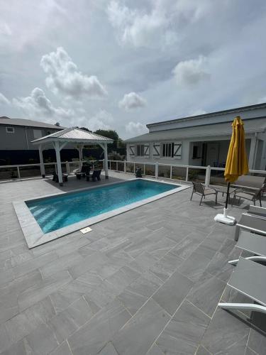 Piscina a Gîtes Surya o a prop