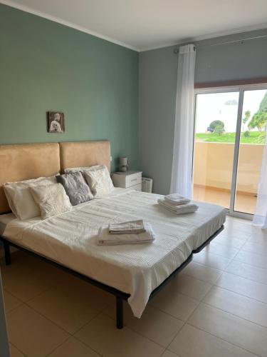 um quarto com uma cama com duas toalhas em Casa Hollands em Cabanas de Tavira