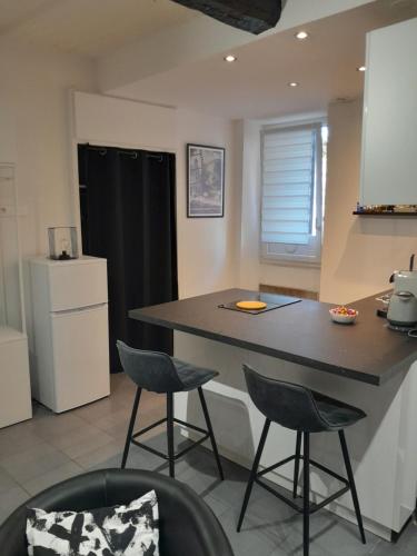 - une cuisine avec une grande île dans une chambre dans l'établissement World Apartment Cannes, à Cannes