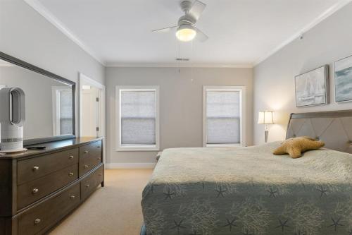 ワイルドウッド・クレストにあるResidence 204N At The Sandcastle Condominiumsのベッドルーム(ベッド1台、ドレッサー、テレビ付)