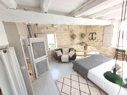 ein Schlafzimmer mit einem Bett und einem Sofa in einem Zimmer in der Unterkunft Les Terrasses de Flaugnac in Flaugnac