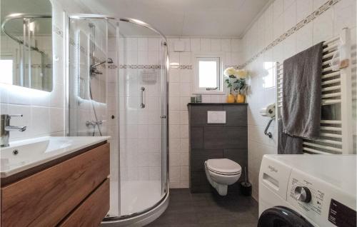 een badkamer met een douche, een toilet en een wastafel bij Nice House In Putten in Putten