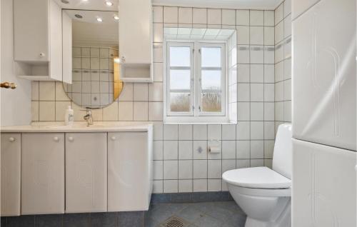 Kylpyhuone majoituspaikassa Amazing Home In Thisted With Wifi
