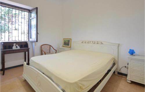 um quarto com uma cama branca e uma janela em 3 Bedroom Gorgeous Home In Santa Croce Camerina em Santa Croce Camerina