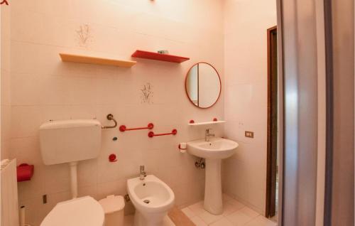 een witte badkamer met een toilet en een wastafel bij Amazing Apartment In Contrada Fiori Sud With Wifi in Menfi