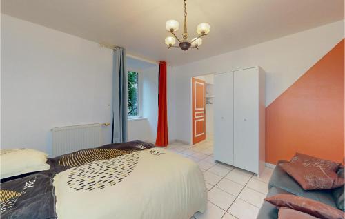 Schlafzimmer mit einem Bett und einem Kronleuchter in der Unterkunft Nice Apartment In Trouvans With Kitchenette 