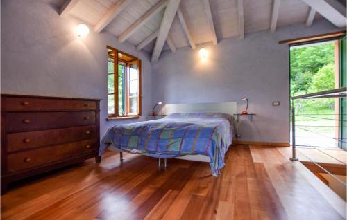 ein Schlafzimmer mit einem Bett und einer Kommode in der Unterkunft Casetta in Pieve di Teco