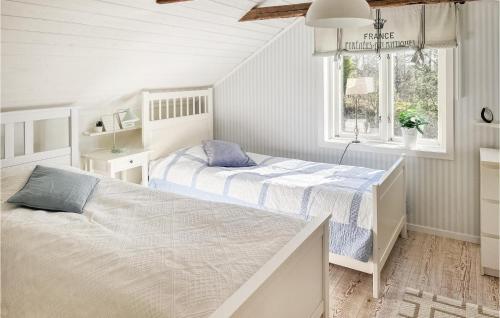 Ένα ή περισσότερα κρεβάτια σε δωμάτιο στο Nice Home In Kpmannebro With 2 Bedrooms And Wifi