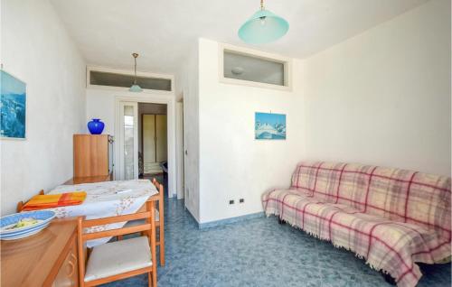 ein Wohnzimmer mit einem Sofa und einem Tisch in der Unterkunft Amazing Apartment In Santangelo Dischia With House Sea View in Ischia