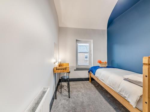 En eller flere senge i et værelse på Nice Cottage In Amble With 3 Bedrooms And Wifi