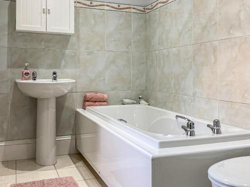 uma casa de banho com um lavatório e uma banheira e um lavatório em Victorias Haven em Kirkcaldy