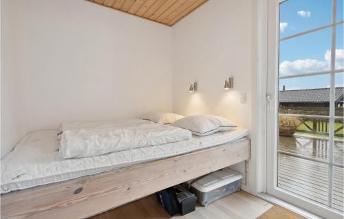 エーベルトフトにあるAwesome Home In Ebeltoft With 2 Bedroomsの窓付きの部屋のベッド1台