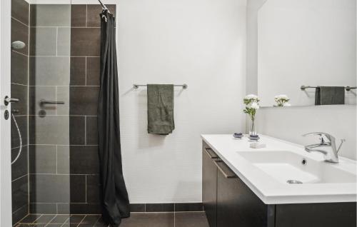 baño blanco con ducha y lavamanos en Lovely Home In Gjern With Wifi, en Gjern