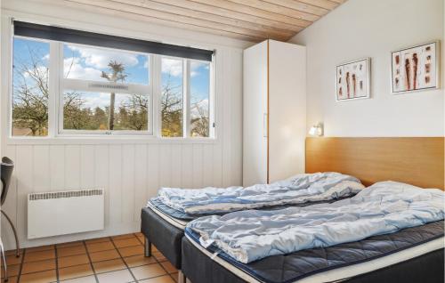 2 camas en una habitación con ventana en Lovely Home In Gjern With Wifi, en Gjern