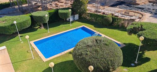 uma vista superior de uma piscina num quintal em Residencial Aventino en pleno centro del L'Albir em Albir