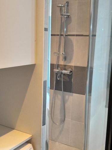 une douche avec une porte vitrée dans une salle de bain dans l'établissement World Apartment Cannes, à Cannes