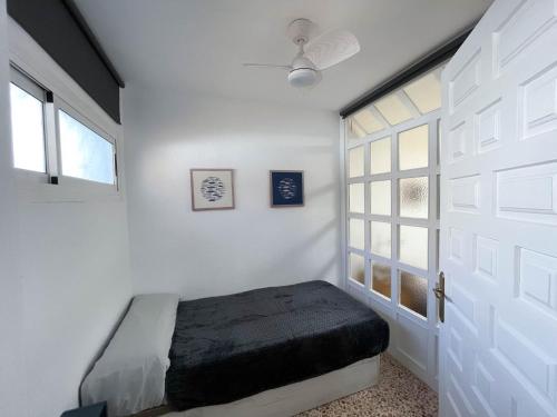 sypialnia z łóżkiem i białymi drzwiami w obiekcie Martin´s Place w Alicante