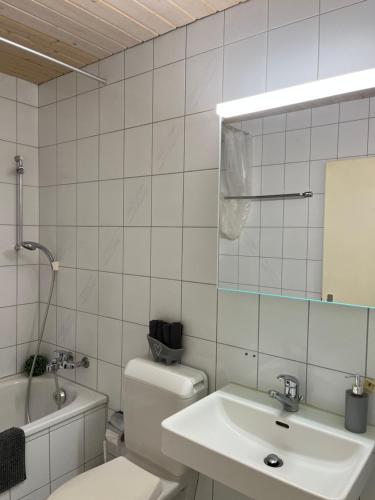 ザンクト・ガレンにあるroom service Joppichのバスルーム(洗面台、トイレ、鏡付)