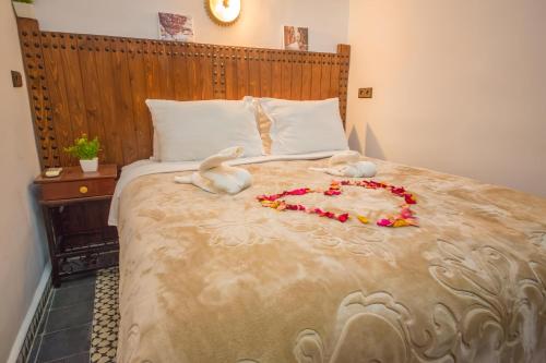 un letto con due peluche sopra di Fes Hostel Zaouia a Fes