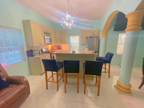 - une cuisine avec une table et des chaises dans la chambre dans l'établissement A taste of Jamaica Lavern’s Place, à Ocho Rios