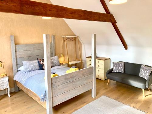 een slaapkamer met een bed en een stoel bij Westbury Cross House Bed & Breakfast in Westbury-sub-Mendip