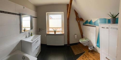 y baño con lavabo y aseo. en Ferienwohnung Hamburg - Kirchwerder en Hamburgo