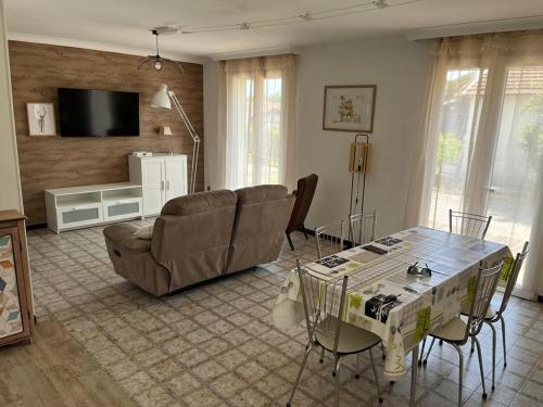 - un salon avec un canapé et une table dans l'établissement La maison POP, à Saint-Gaudens