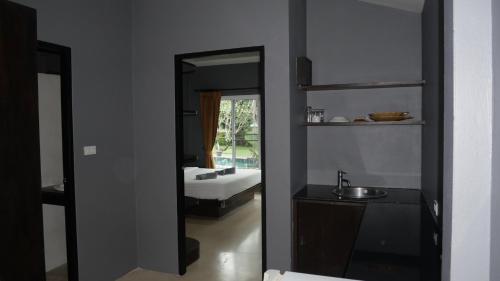 ein Badezimmer mit einem Spiegel, einem Waschbecken und einer Badewanne in der Unterkunft Mindful Kinesics Wellness Living in Nathon Bay