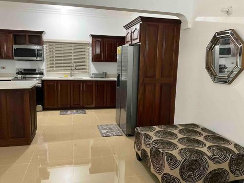 Кухня или мини-кухня в Tropical Villa at Lakeside View
