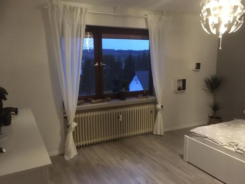 Hörschhausen的住宿－Breakfast in bed，一间卧室设有一张床和一个大窗户