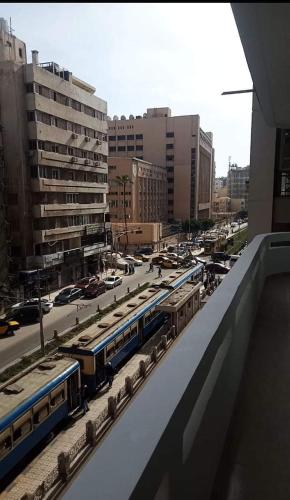 eine Gruppe von Zügen auf Gleisen in einer Stadt in der Unterkunft سكن طلاب in Alexandria