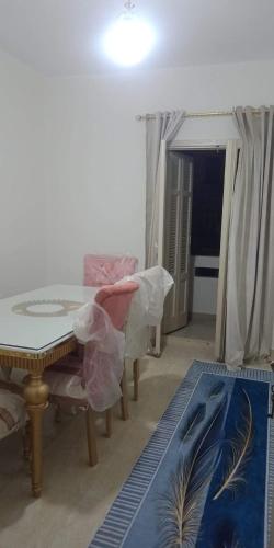 ein Esszimmer mit einem Tisch und einem Stuhl in der Unterkunft سكن طلاب in Alexandria