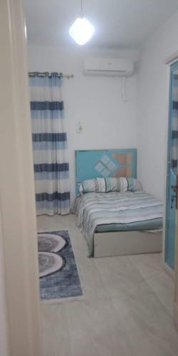 um quarto com uma cama no canto de um quarto em سكن طلاب em Alexandria