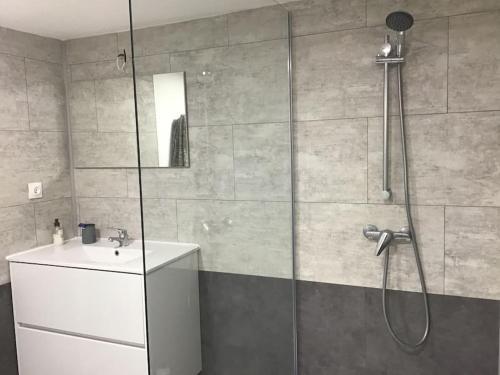 a bathroom with a shower and a sink at Maison de ville à Pacy-sur-Eure, proche Giverny in Pacy-sur-Eure