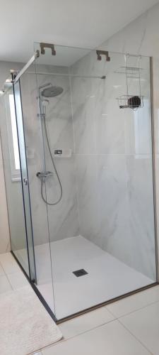 y baño con ducha y puerta de cristal. en Villa Larnaca Bay Resort, en Oroklini
