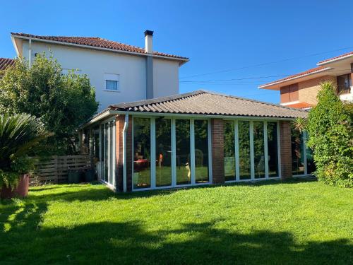 a conservatory with glass doors in a yard at Casa Triana in Soure