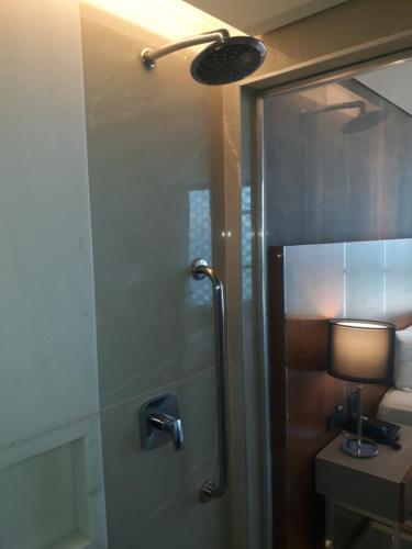 um chuveiro com uma porta de vidro na casa de banho em Hotel Nacional / RJ no Rio de Janeiro