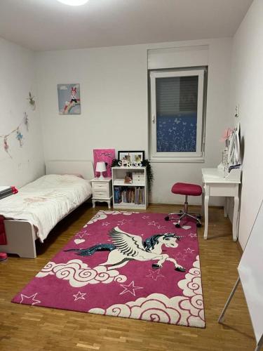 a bedroom with a bed and a pink rug at Mobilierte 5 Zimmer Wohnung zur vermieten in Frankfurt