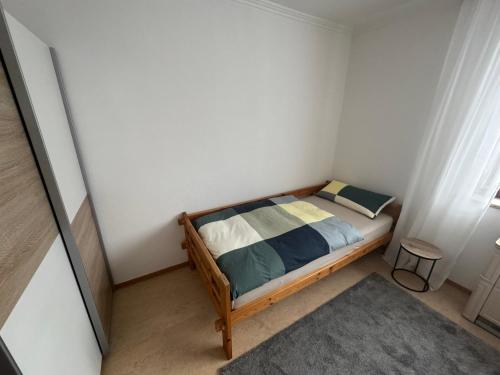 1 dormitorio pequeño con 1 cama en una habitación en Schönes, friedliches Zimmer, en Augsburg