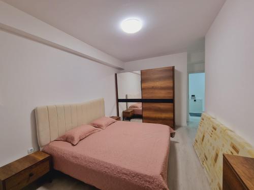 una camera con letto e scrivania di FR Residence a Prizren