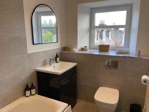 baño con lavabo y aseo y ventana en Stunning Apartment in Callander en Callander