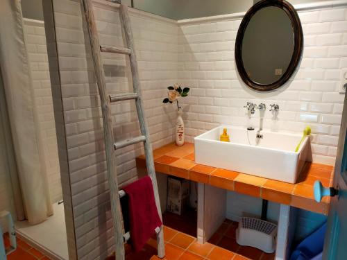La Suite 14 في شوليه: حمام مع حوض ومرآة