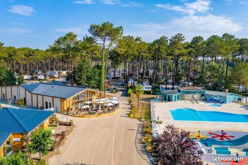 eine Luftansicht eines Resorts mit Pool und Gebäude in der Unterkunft Mobilhome Côte Landaise Les Dunes de Contis in Saint-Julien-en-Born