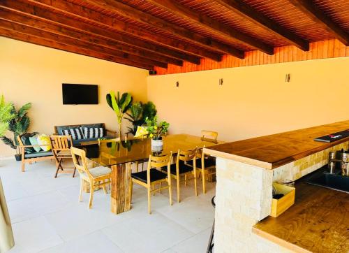 jadalnia z drewnianym stołem i krzesłami w obiekcie Villa 112 w mieście Dîrlos