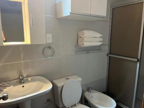 La petite salle de bains est pourvue d'un lavabo et de toilettes. dans l'établissement Relax V, à Paysandú