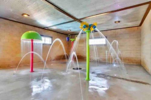 un parque acuático con una fuente en una habitación en Ozark Mtn View Condo Resort-In/outdoor Family Fun, en Branson
